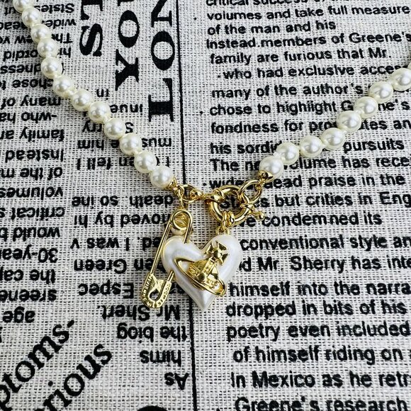 Vivienne Westwood Pear with hearts necklaces - Picture 10 of 11